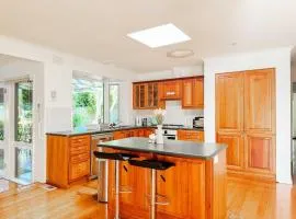 Serene 4Bed2Bath House w Parking Near Mornington Peninsula