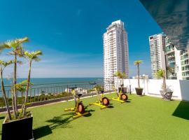 Large 2BR 2BA Condo by the Beach, hotel i Na Jomtien