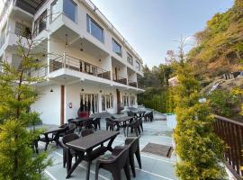 The Aesthetic Hotel & Restaurant, hotel em Bhimtal