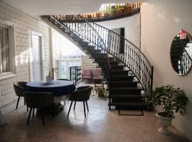 Anna's Guest House, hotel u gradu Gori