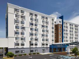 Hampton Inn Newark Airport, отель в Ньюарке