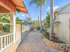 Cozy Private Bungalow walkable to beach! - 30 days or more ONLY, מלון בלונג ביץ'