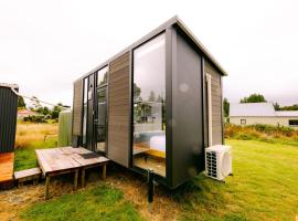 Rimu View 1 by Tiny Away: Hokitika şehrinde bir otel