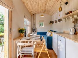 Enchanting Tiny House with wood burner and hot tub in Cairngorms, sumarhús í Ballater