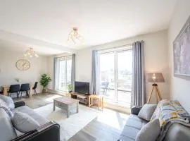 Stylish 2 Bed Apartment in Crawley - Sleeps 5