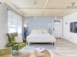 The Moose #6 - Modern Luxe Studio with Free Parking & King Bed