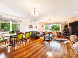 Spacious 3+2BR* house secluded in leafy gardens, hotel di Glen Waverley