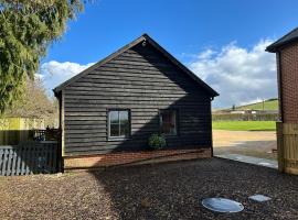 Cozy King-Bed Cabin to Relax & Unwind with Garden View, hotelli kohteessa Salisbury