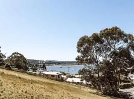 Cozy House Close to Town with Views of the Bay