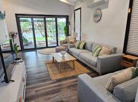 MOOLOOLABA CANAL HOME - Modern 4Bedroom with Spa, Sauna and Private Pontoon - NEW proprietor 2024, hotel en Mooloolaba