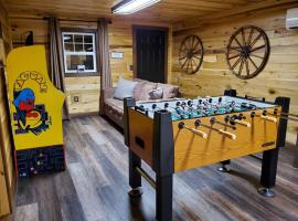 Luxury Cabin w/ Game Room & Hot Tub at Cave Run Lake, chalé alpino em Wellington