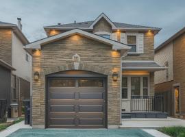 Classic & Luxury Private Detached Entire Home with Free WI-FI & T.V, hotel en Brampton