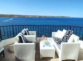 Seafront apartment Terrace, lounger & Panoramic ocean views, hótel í Mellieħa