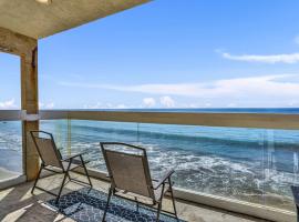 Malibu Beach House with Private Beach Access, hotel en Malibú