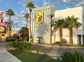 Super 8 by Wyndham Las Vegas North Strip/Fremont St. Area, hotel sa Las Vegas