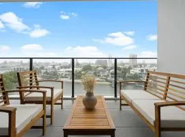 The Serenity - Surfers Paradise Riverview 2 Bedroom with Parking and Pool