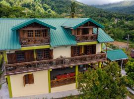 Roxy's Mountain Lodge, khách sạn ở Roseau