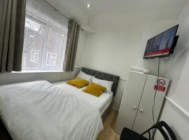 Cosy Smart/Small Double Room in Keedonwood Road Bromley: Bromley'de bir otel