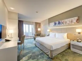 Copthorne Lakeview Hotel Dubai, Green Community