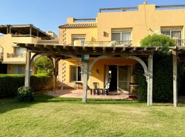 5BR Villa Private Garden & Beach Access in Ain EL Sokhna, hotel sa Ain Sokhna