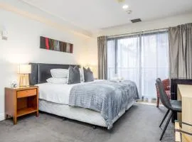 Highrise studio apartment w/ AC, Pool & Gym in Auckland CBD