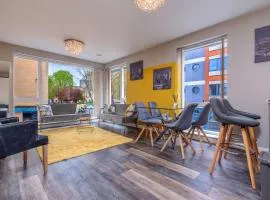 Luxury 2BR Overlooking Portland Gardens