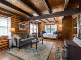 Campbell Log Cabin! Historic Charm, Modern Luxury, hotel sa Clarksville