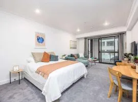 Studio Escape with Pool, Gym & Free Parking in CBD