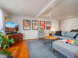 Casa Del Mar- King Bed - Patio -Railyard - 3BR、サンタフェのホテル