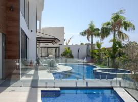 LUX amazing villa with private pool، كوخ في إيلات