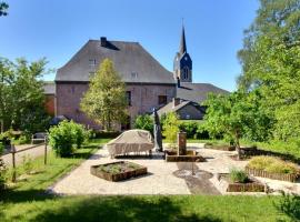 Château de Rienne met sauna & hottub & pooltafel, hotelli kohteessa Gedinne