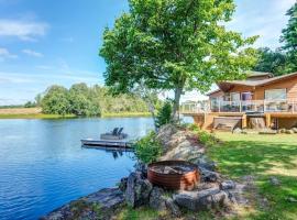 Private waterfront cottage - hot tub & kayaks: Kingston şehrinde bir otel