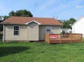 Beautiful cul-de-sac home!!! with a FENCED IN YARD!, hotel sa Clarksville