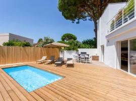 Chez Julien - Superbe maison entièrement rénovée avec piscine, hotel in La Grande-Motte