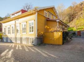 Outstanding apartment close to Gothenburg, хотел в Кунгелв