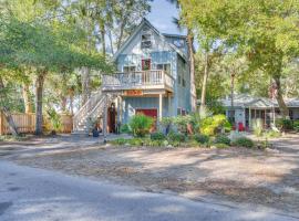 The Bird House Lush Bungalow, Steps from Ocean!, hotell i Folly Beach