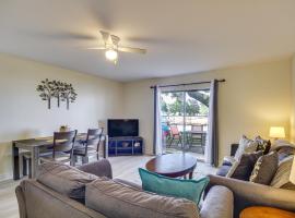 Airy Biloxi Condo with Patio Walk to Beach!、ビロクシのホテル