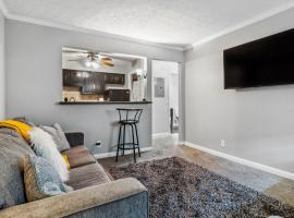 Cozy Nashville Condo - Pets Welcome, Free Park โรงแรมในแนชวิลล์