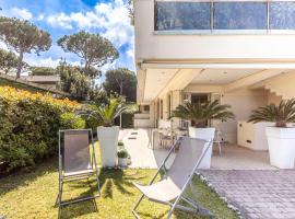 [Cervia - 100 mt dal mare ] Villetta con giardino privato e parcheggio, hotel v destinaci Cervia