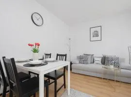 Apartament na Parterze z Parkingiem i Biurkiem do Pracy Zdalnej w Piasecznie by Noclegi Renters