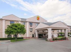 Super 8 by Wyndham Garland North Dallas Area, hotel din Garland