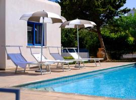 Azzurro Holiday Villas، فندق في بييا