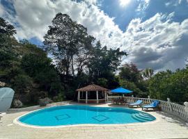 Increíble casa campestre con piscina y jacuzzi, hótel í Silvania