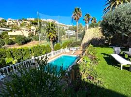 Spacious chalet on golf course, hotel in Altea