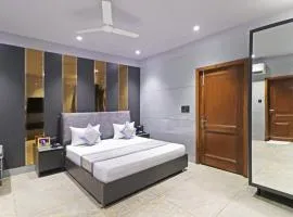 Frankstay By Hotel Preet in 05 mints walking Distance Nizamuddin Railway Station