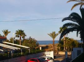 Sea view apartment, first line on the beach, Remote work: Canet de Berenguer'de bir otel