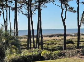 Barefoot Bungalow! Ocean View Couples Retreat, bungalow i Hilton Head Island