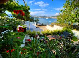 Beach Holiday home with private jacuzzi & parking, hotel en Trogir