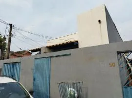 Casa kitnet Próx da Rodoviária c/ suite e ar condicionado entrada individual . Geladeira e cozinha básica. Garagem pra carro.