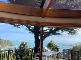 Sea views from holiday home – hotel w mieście Lower Hutt